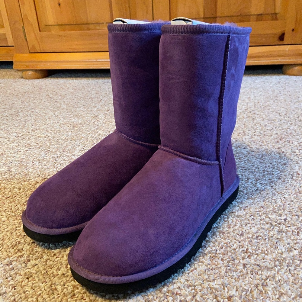Brand New, size 9, Purple, Classic Short UGGs